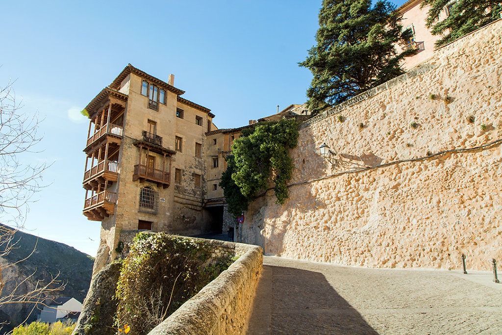 To the hanging houses