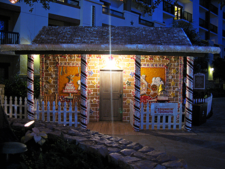 ICE! Gaylord Texan Charlie Brown Christmas gingerbread house sager.org