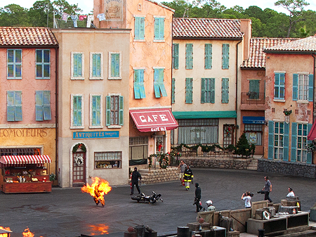 Lights, motors, action! Extreme stunt show